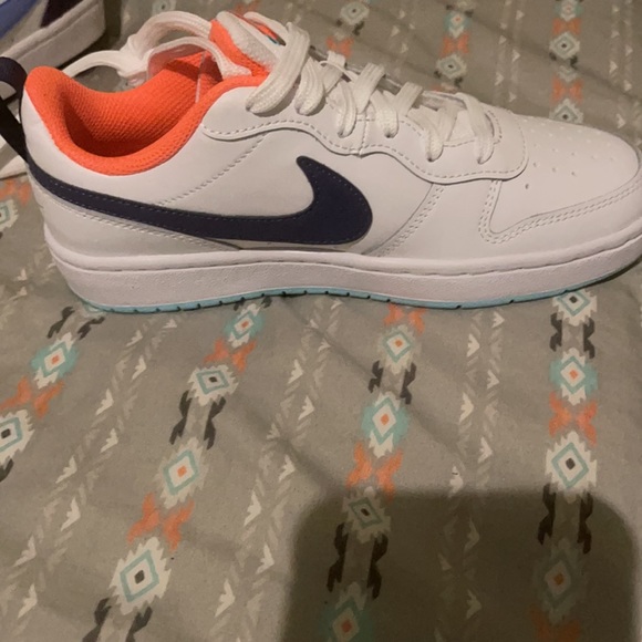 Nikes - Picture 5 of 10